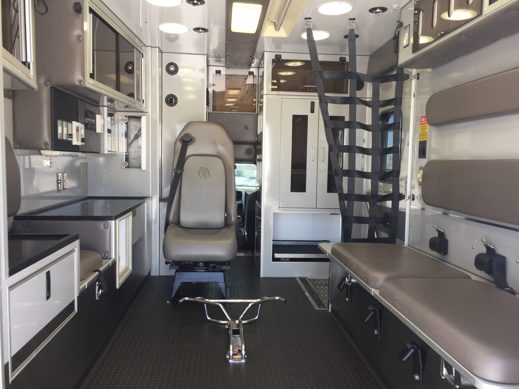 2015 Dodge 4500 4x4 Heavy Duty Ambulance For Sale – Picture 3