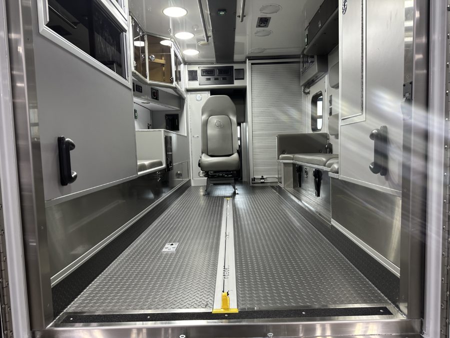 Ford F550 4x4 Heavy Duty Ambulance For Sale – Picture 2