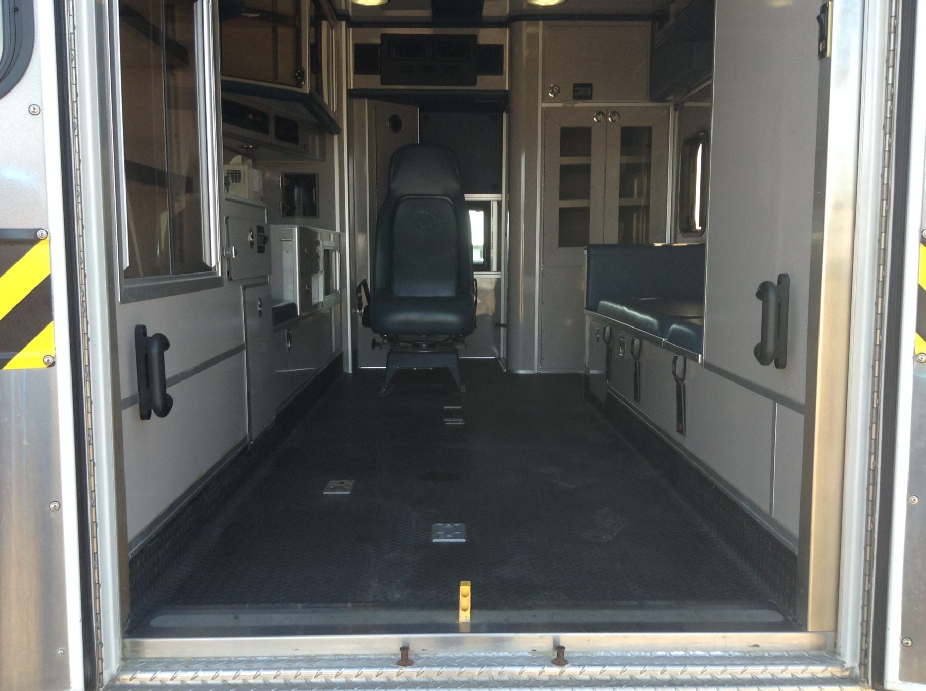 2011 Ford F450 4x4 Heavy Duty Ambulance For Sale – Picture 3